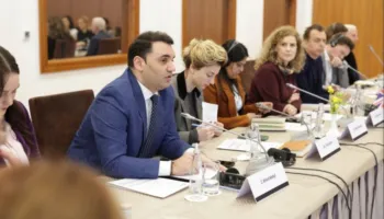 ‘Ndryshimi politik zgjidhja e vetme’/ Këlliçi: Të rinjtë largohen, vendi plaket me ritme alarmante, qeveria injoron krizën e shpopullimit