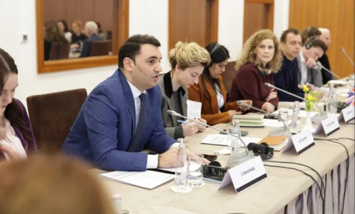 ‘Ndryshimi politik zgjidhja e vetme’/ Këlliçi: Të rinjtë largohen, vendi plaket me ritme alarmante, qeveria injoron krizën e shpopullimit