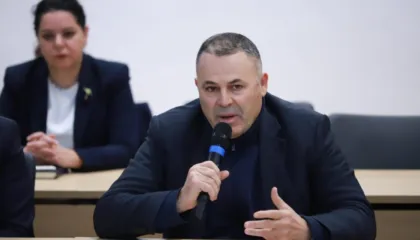 “Ne do t’i largojmë këta hajdutë që na vjedhin”/ Dogjani: Ai ka rënë, po nuk e lënë banditët, nuk e lë korrupsioni