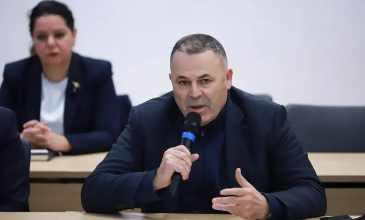 “Ne do t’i largojmë këta hajdutë që na vjedhin”/ Dogjani: Ai ka rënë, po nuk e lënë banditët, nuk e lë korrupsioni