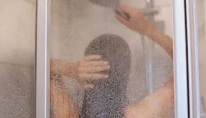 Në mëngjes apo në mbrëmje, ja kur rekomandohet të bëhet dush