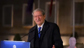 Në prag proteste, opozita mban “Foltoren” e radhës, Berisha fton policinë: Bashkohuni me protestuesit!