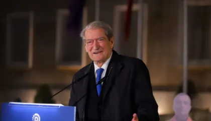 Në prag proteste, opozita mban “Foltoren” e radhës, Berisha fton policinë: Bashkohuni me protestuesit!