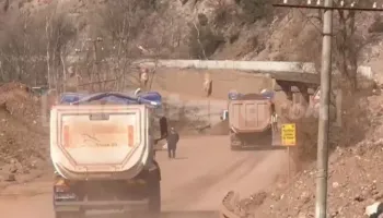 Në rrugën e shembur Librazhd-Pogradec hiqet ‘mali’ me dhera, ende s’ka nisur puna për hapjen e rrugës alternative