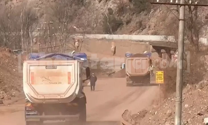 Në rrugën e shembur Librazhd-Pogradec hiqet ‘mali’ me dhera, ende s’ka nisur puna për hapjen e rrugës alternative