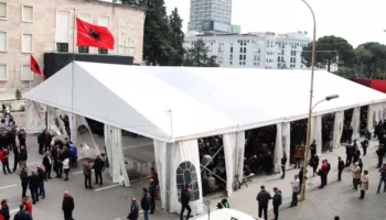 Nëntë vite pas ‘Çadrës së Lirisë’: A po kthehet PD-ja ‘fituese’ e Berishës tek ‘tradhtia’ e Lulzim Bashës?