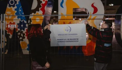 ”Newborn” në Prishtinë rrethohet me kangjella hekuri si burgu i Gjykatës Speciale në Hagë