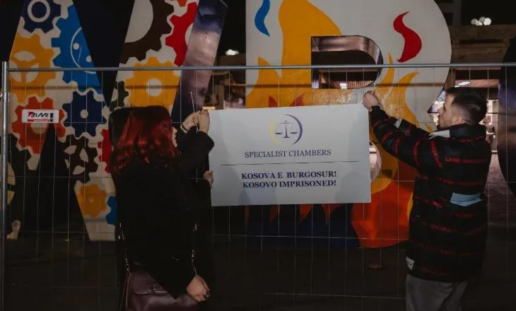 ”Newborn” në Prishtinë rrethohet me kangjella hekuri si burgu i Gjykatës Speciale në Hagë