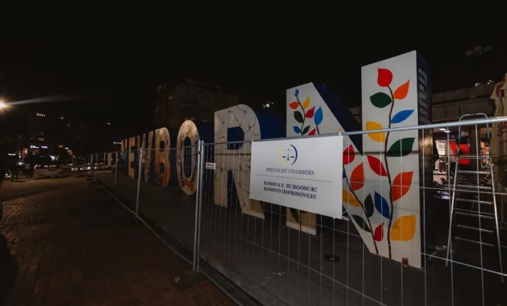 “Newborn” rrethohet me hekura, simbolikë kundër gjyqit në Hagë: Kosova e burgosur