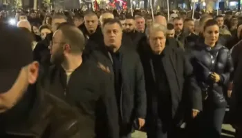 Nga Kryeministria drejt Policisë së Shtetit, nis marshimi i protestuesve të PD