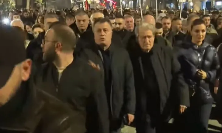 Nga Kryeministria drejt Policisë së Shtetit, nis marshimi i protestuesve të PD