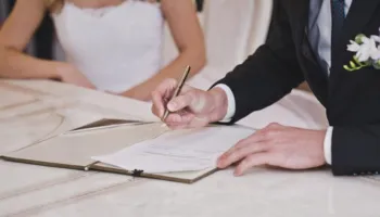 Nga ndjenja te kontrata, si po rriten marrëveshjet paramartesore te çiftet shqiptare