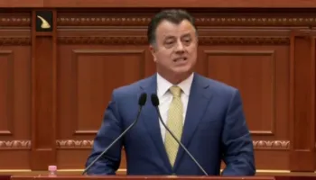 ‘Nga “o gjel deti pusho”, në “o gjel deti këndo”’/ Noka ironizon Dashnor Sulën