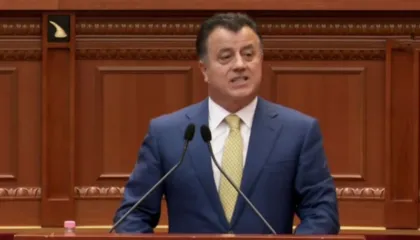 ‘Nga “o gjel deti pusho”, në “o gjel deti këndo”’/ Noka ironizon Dashnor Sulën