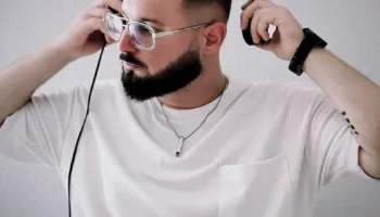 Nga skenat e Sarandës në Wikipedia, rrugëtimi profesional i DJ Redi Velit