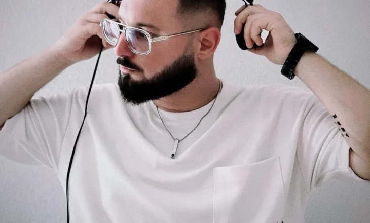 Nga skenat e Sarandës në Wikipedia, rrugëtimi profesional i DJ Redi Velit