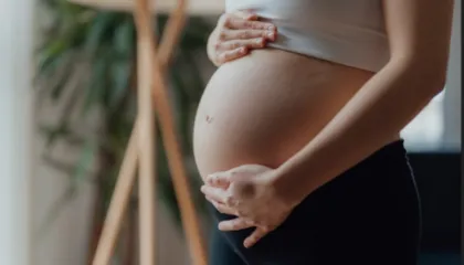 Nga testi pozitiv te kontrolli i parë/ Shtatzënia në javët e para: Analizat kyçe dhe sinjalet që nuk duhen neglizhuar