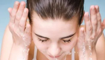 Nga uji i nxehtë te letrat e lagura/ 6 gabimet që duhet t’i shmangni menjëherë për fytyrën