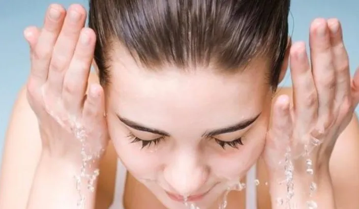 Nga uji i nxehtë te letrat e lagura/ 6 gabimet që duhet t’i shmangni menjëherë për fytyrën