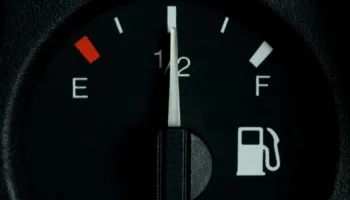 Ngisni një makinë manuale? Ja si mund të ndikoni në kursimin e karburantit