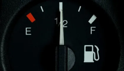 Ngisni një makinë manuale? Ja si mund të ndikoni në kursimin e karburantit