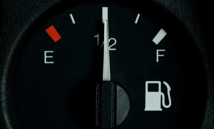 Ngisni një makinë manuale? Ja si mund të ndikoni në kursimin e karburantit