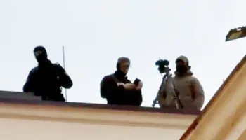 Nis grumbullimi i protestuesve, snajperë dhe autoblinda te Kryeministria