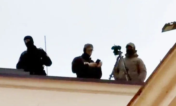 Nis grumbullimi i protestuesve, snajperë dhe autoblinda te Kryeministria