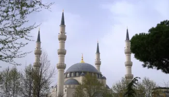 Nis muaji i shenjtë i Ramazanit/ Besimtarët myslimanë agjërojnë për 30 ditë, kreu i Komunitetit Mysliman shqiptar: Agjërim të lehtë dhe të pranuar