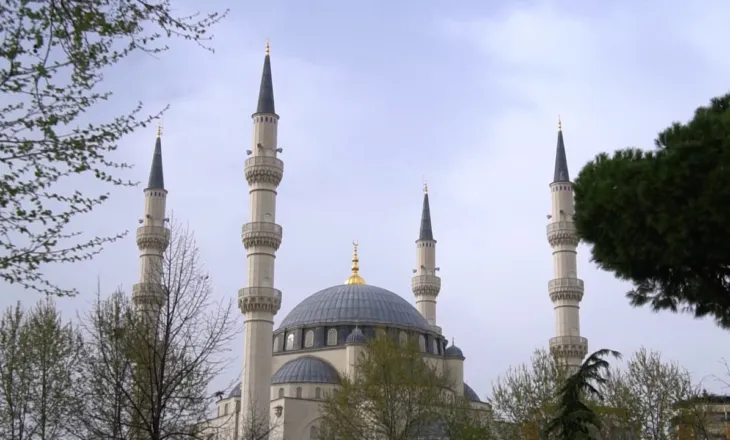 Nis muaji i shenjtë i Ramazanit/ Besimtarët myslimanë agjërojnë për 30 ditë, kreu i Komunitetit Mysliman shqiptar: Agjërim të lehtë dhe të pranuar