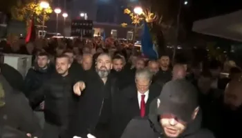 Nis protesta e opozitës, Berisha del nga selia blu, i drejtohet sheshit para kryeministrisë