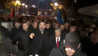 Nis protesta e opozitës, Berisha del nga selia blu, i drejtohet sheshit para kryeministrisë