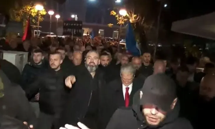Nis protesta e opozitës, Berisha del nga selia blu, i drejtohet sheshit para kryeministrisë