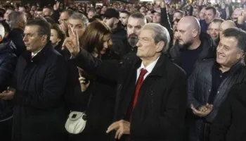 Nis protesta e opozitës, Berisha del nga selia blu