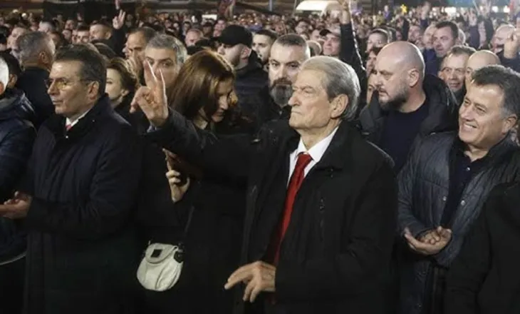 Nis protesta e opozitës, Berisha del nga selia blu