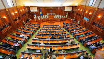 Nis seanca konstituive e Kuvendit të Kosovës, pritet propozimi i Albulena Haxhiut si kryeparlamentare