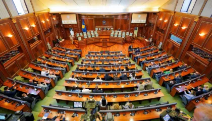 Nis seanca konstituive e Kuvendit të Kosovës, pritet propozimi i Albulena Haxhiut si kryeparlamentare