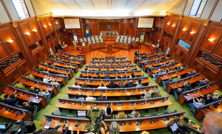 Nis seanca konstituive e Kuvendit të Kosovës, pritet propozimi i Albulena Haxhiut si kryeparlamentare