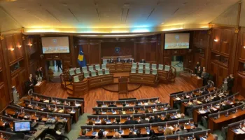 Nis seanca konstituive e Kuvendit të Kosovës, pritet propozimi i Haxhiut si kryeparlamentare