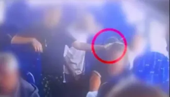 Një 13-vjeçar i vë flakën flokëve të një gruaje në një autobus në Izrael, momenti filmohet nga kamerat e sigurisë