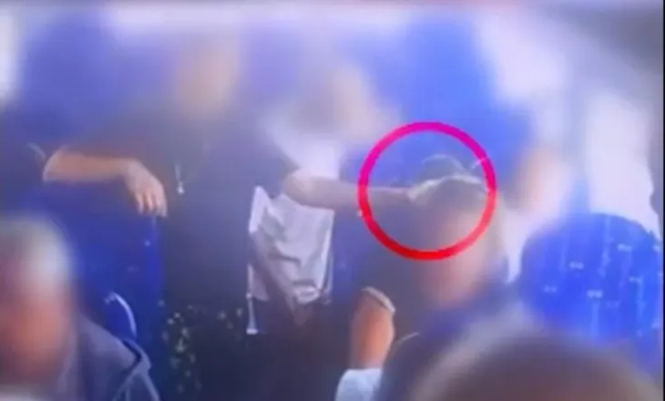 Një 13-vjeçar i vë flakën flokëve të një gruaje në një autobus në Izrael, momenti filmohet nga kamerat e sigurisë