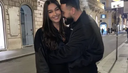 Një fotografi, pak fjalë dhe shumë ndjenjë. Capital T dhe Adrola Dushi zyrtarizojnë historinë e tyre