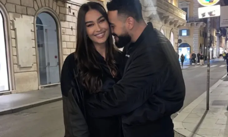 Një fotografi, pak fjalë dhe shumë ndjenjë. Capital T dhe Adrola Dushi zyrtarizojnë historinë e tyre