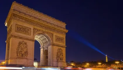 Një person plagoset rëndë pasi kërcënoi me thikë një polic, dyshimet për një sulm terrorist alarmojnë Parisin