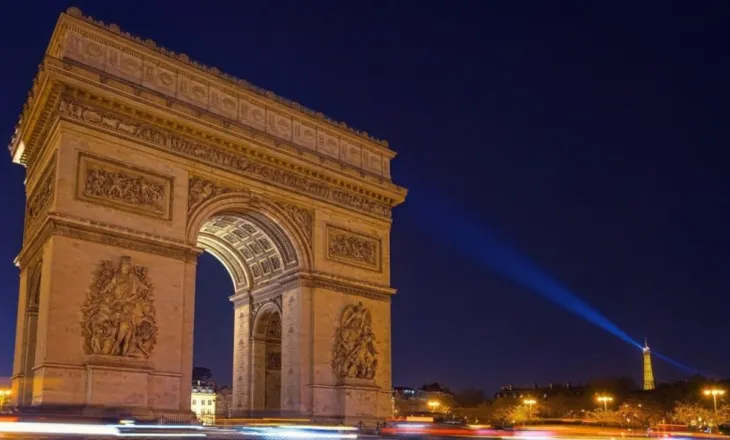 Një person plagoset rëndë pasi kërcënoi me thikë një polic, dyshimet për një sulm terrorist alarmojnë Parisin