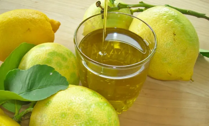 Një ‘shot’ me vaj ulliri dhe limon për lëkurë të pastër? Ja sa funksionon