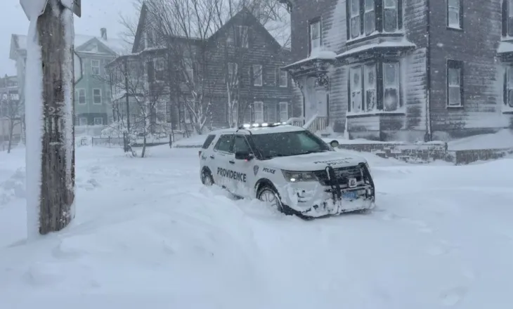 Nju Jorku goditet nga stuhia më e madhe e dëborës në dekadën e fundit, anulohen rreth 1500 fluturime për ditën e nesërme