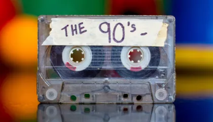 Nostalgji: Këngët “e pavdekshme” të viteve ’90-ta që edhe sot i dëgjojnë të gjithë