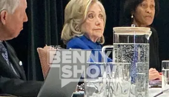 “Nuk duket e lumtur”/ Publikohet fotoja e parë e Hillary Clinton nga dëshmia me dyer të mbyllura në Kongresin Amerikan, shoqërohet nga…