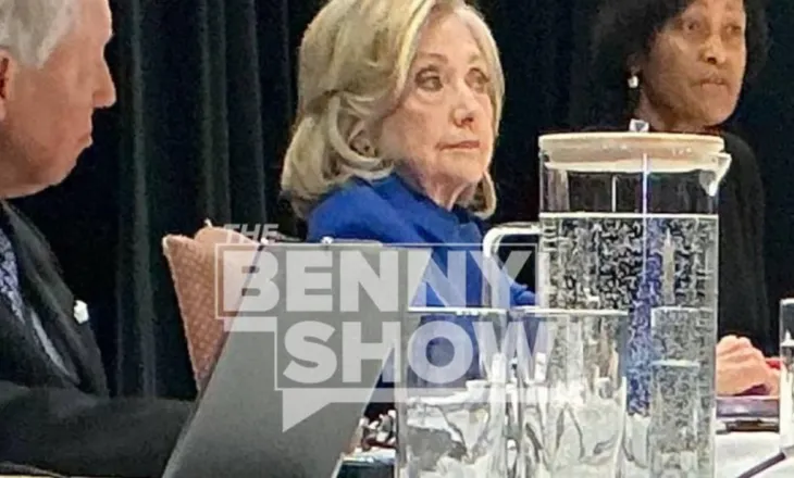 “Nuk duket e lumtur”/ Publikohet fotoja e parë e Hillary Clinton nga dëshmia me dyer të mbyllura në Kongresin Amerikan, shoqërohet nga…